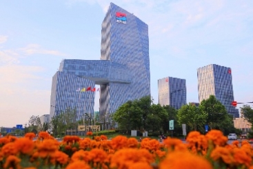 点赞！中国巨石荣登2023年玻璃纤维十大品牌榜单之首